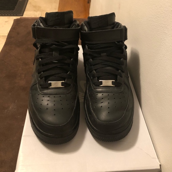 Air Force 1 Mid ‘07 - Picture 2 of 4